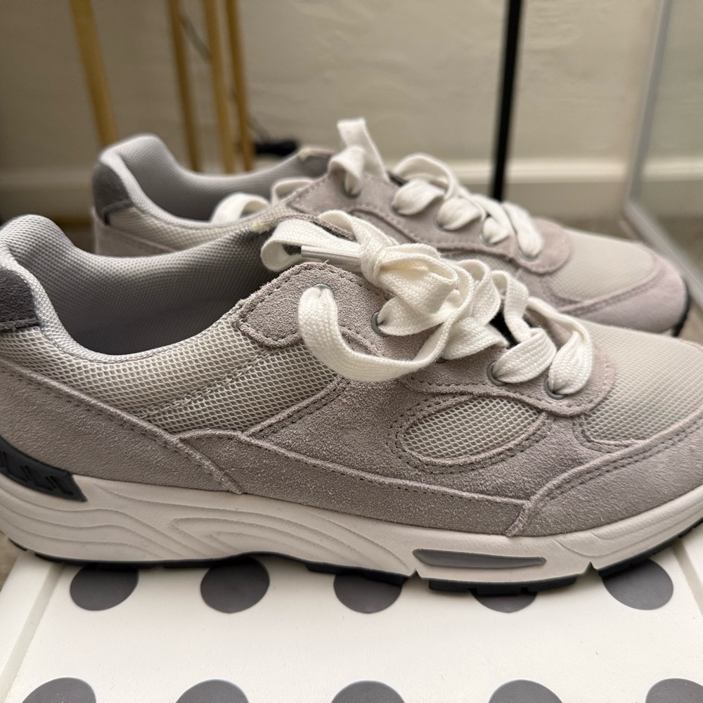 MANGo Women’s Sneakers